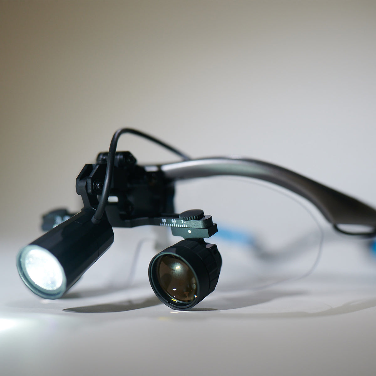 Neitz Lupas Binoculares con Iluminación NTZ-BLS-3 (2.5X - 3.0X) — vista 23 de 30